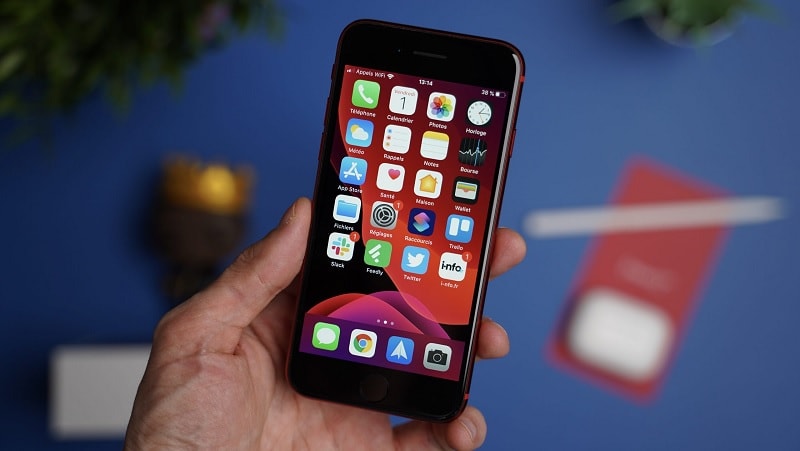 iphone se 3 co the tro thanh chiec iphone cuoi cung duoc trang bi man hinh lcd hinh 1