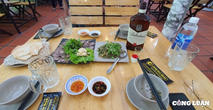 tp hcm nhieu nha hang xe rao de mo cua phuc vu an uong tai cho hinh 2