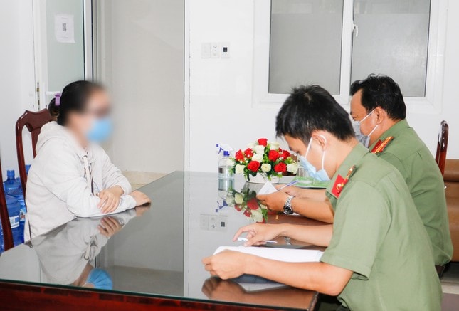 can tho dang tin f0 len mang xa hoi 2 nguoi bi cong an moi lam viec hinh 2