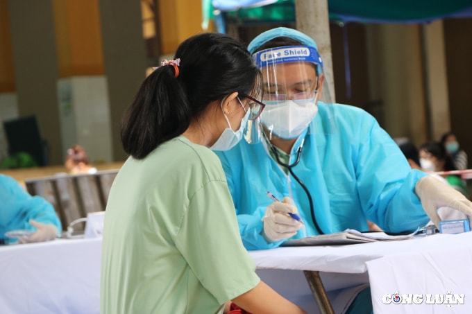 nhung hoc sinh dau tien duoc tiem vaccine ngua covid 19 o tp hcm hinh 9