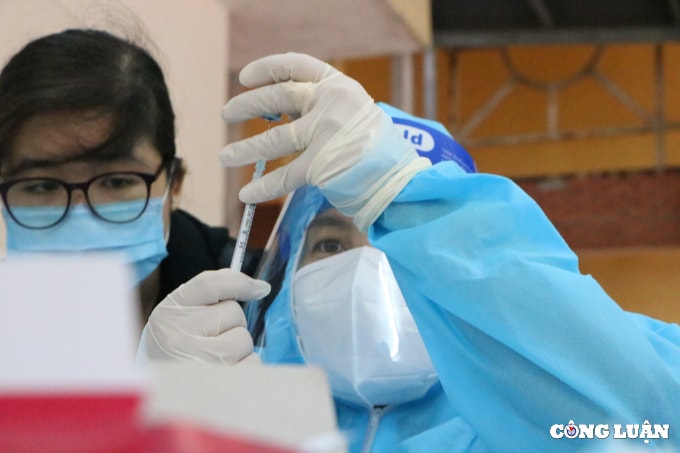 nhung hoc sinh dau tien duoc tiem vaccine ngua covid 19 o tp hcm hinh 4