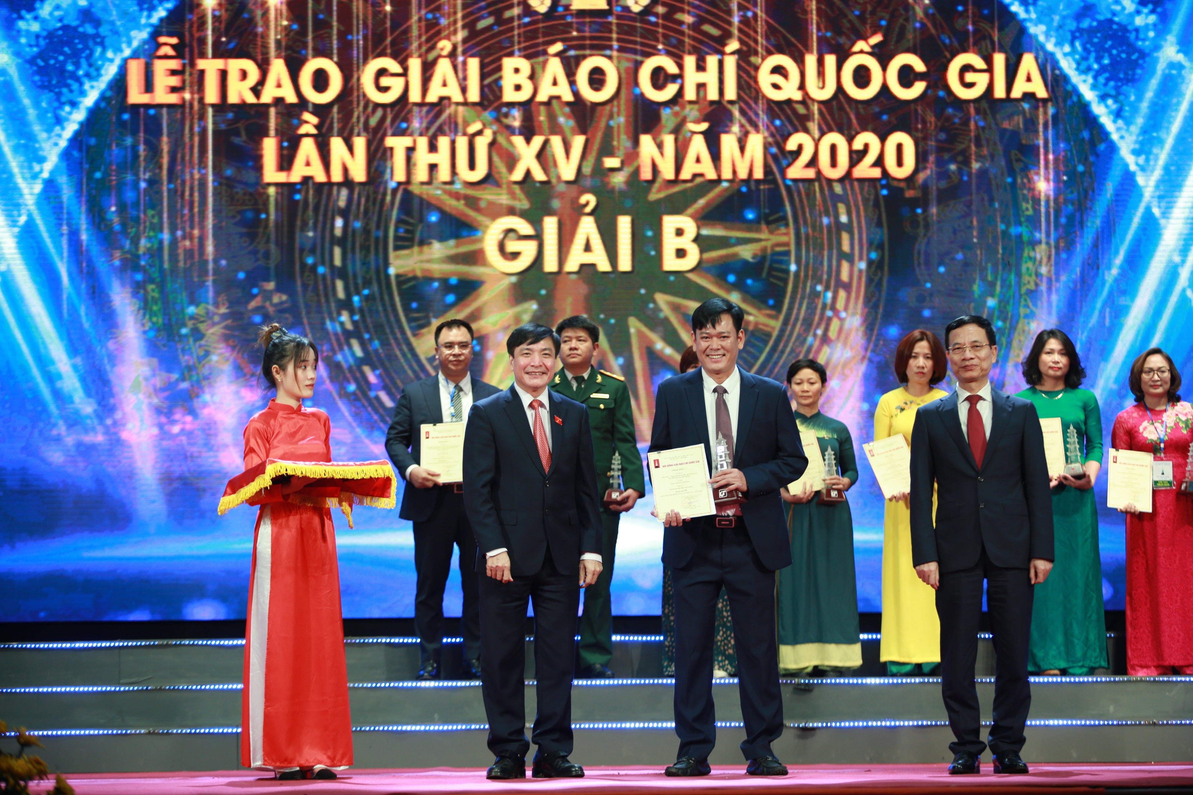 nguoi lam bao phai biet phan tich tong hop tim ra van de trong ca nui ho so tu lieu hinh 2