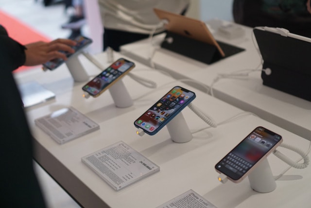 apple siet chat quy dinh bao hanh iphone tai viet nam nham ngan chan dan buon may mua di ban lai kiem loi hinh 1