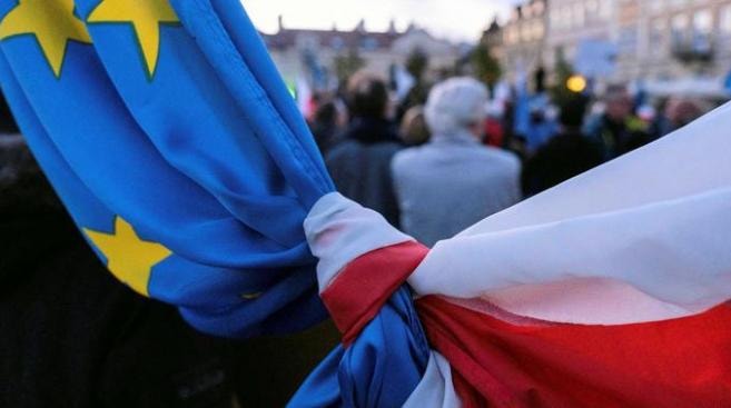 eu phat ba lan 1 trieu euro moi ngay vi cai cach tu phap hinh 1