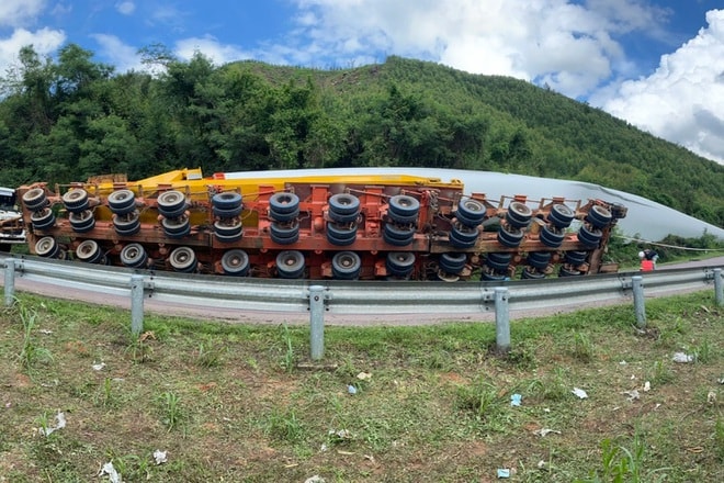 binh dinh xe cho canh quat dien gio sieu khung bi lat giua deo hinh 1