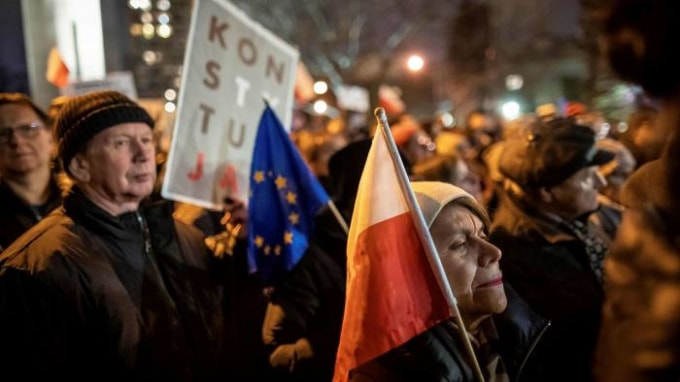 eu phat ba lan 1 trieu euro moi ngay vi cai cach tu phap hinh 2