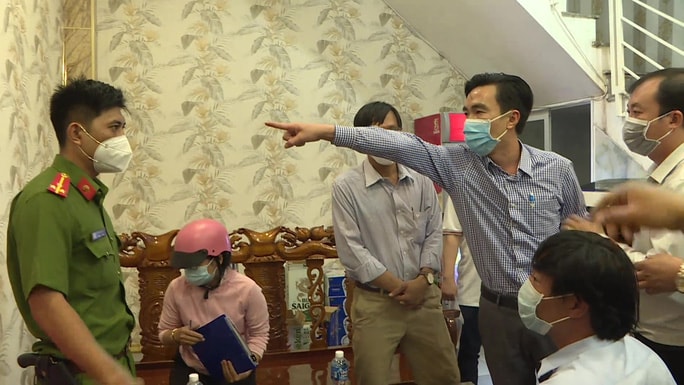 nguoi dan ong chi mat cong an quat may cong tac o doi nao du dang vi pham an nhau o vung cam hinh 1