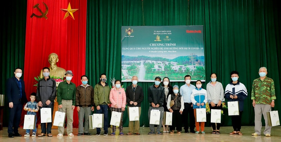 bao kinh te do thi tang qua dong bao ngheo tai huyen luong son hoa binh hinh 1