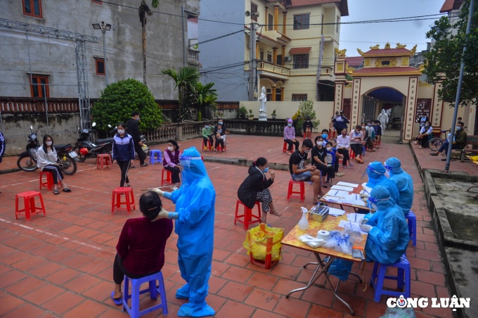 ha noi lay mau xet nghiem cho 13000 nguoi tai o dich thuoc huyen me linh hinh 2