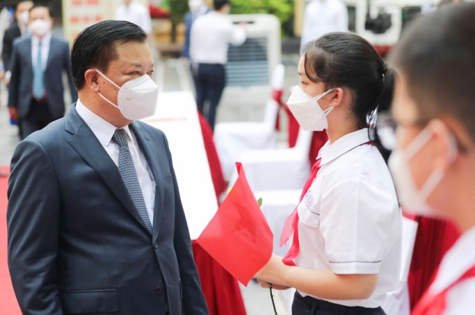 bi thu ha noi cho hoc sinh tro lai truong hoc phai than trong khong nong voi hinh 2