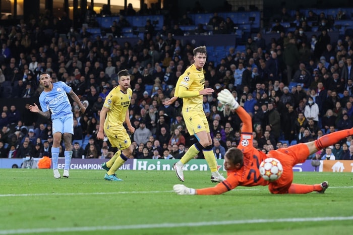 man city tien sat tam ve vao vong 1 8 champions league hinh 10