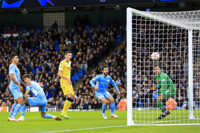 man city tien sat tam ve vao vong 1 8 champions league hinh 4