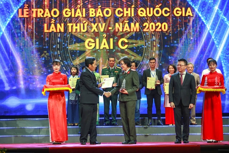 nguoi lam bao voi vai tro kiem soat giam thieu tac hai xa hoi cua tin gia hinh 1