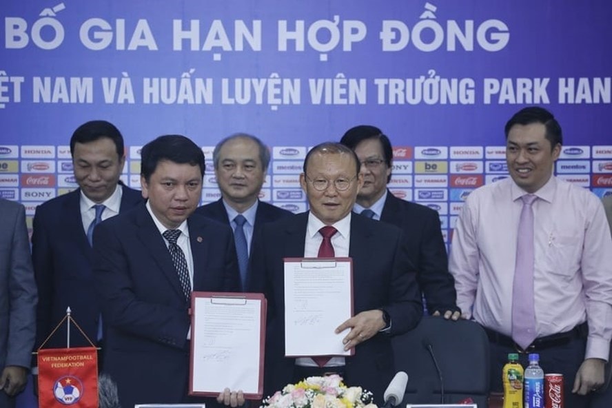 hlv park hang seo gia han hop dong truoc tran viet nam nhat ban hinh 1