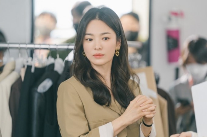 song hye kyo tay trong tay tinh tre jang ki yong tai hop bao phim moi hinh 2
