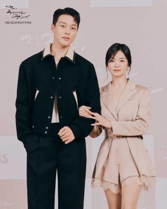 song hye kyo tay trong tay tinh tre jang ki yong tai hop bao phim moi hinh 1
