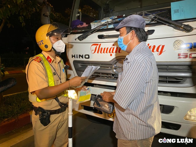 gio cam ma van di loat tai xe xe ben bi phat lien noi quen coi dong ho hinh 3