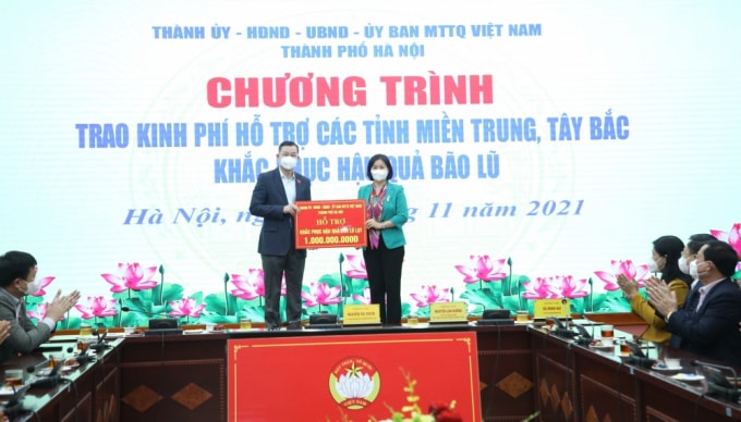 ha noi trao tang 7 ty dong ho tro 7 tinh mien trung va tay bac khac phuc thiet hai do mua lu hinh 1