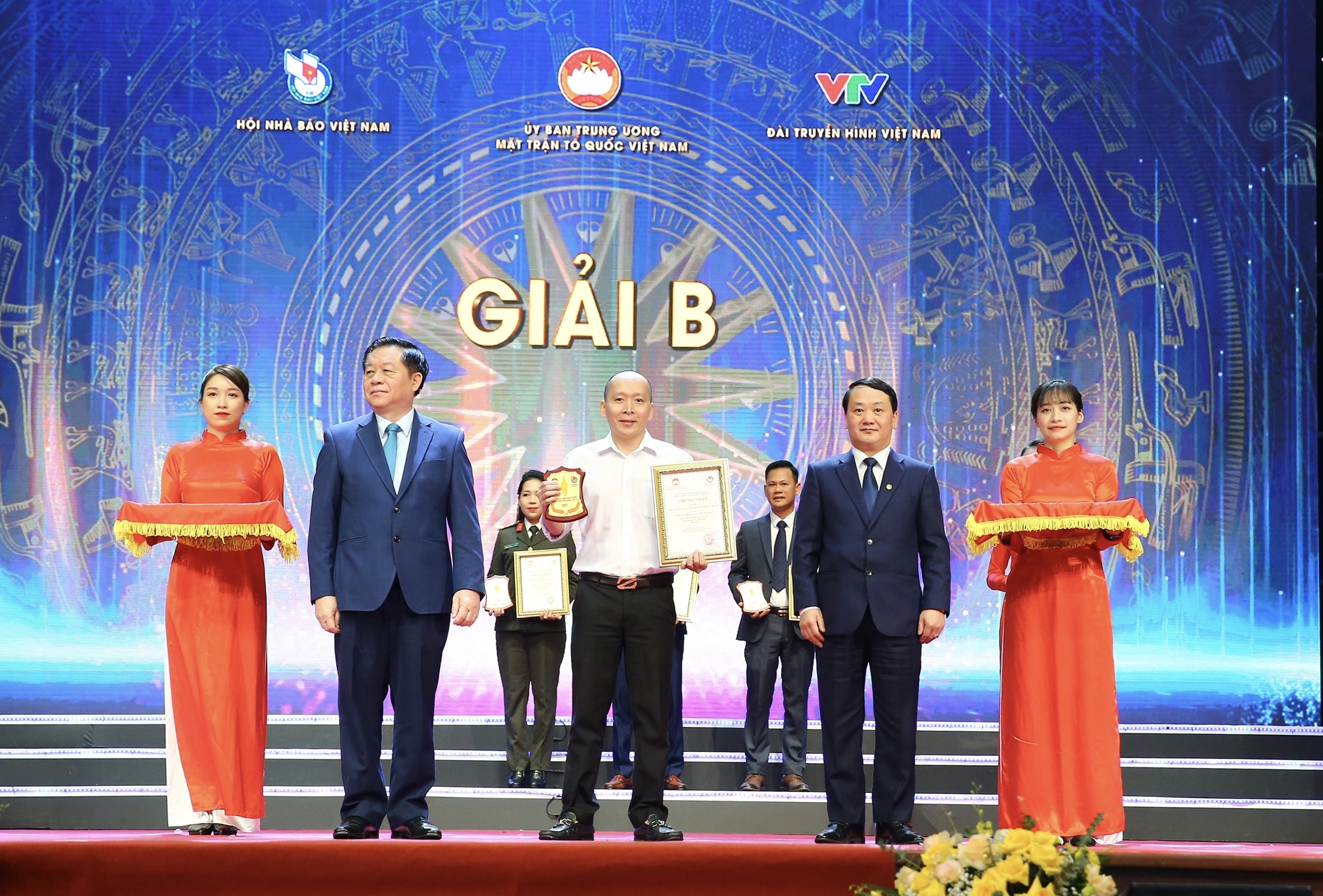bao nha bao cong luan doat giai b giai bao chi toan quoc phong chong tham nhung tieu cuc lan thu ba hinh 3
