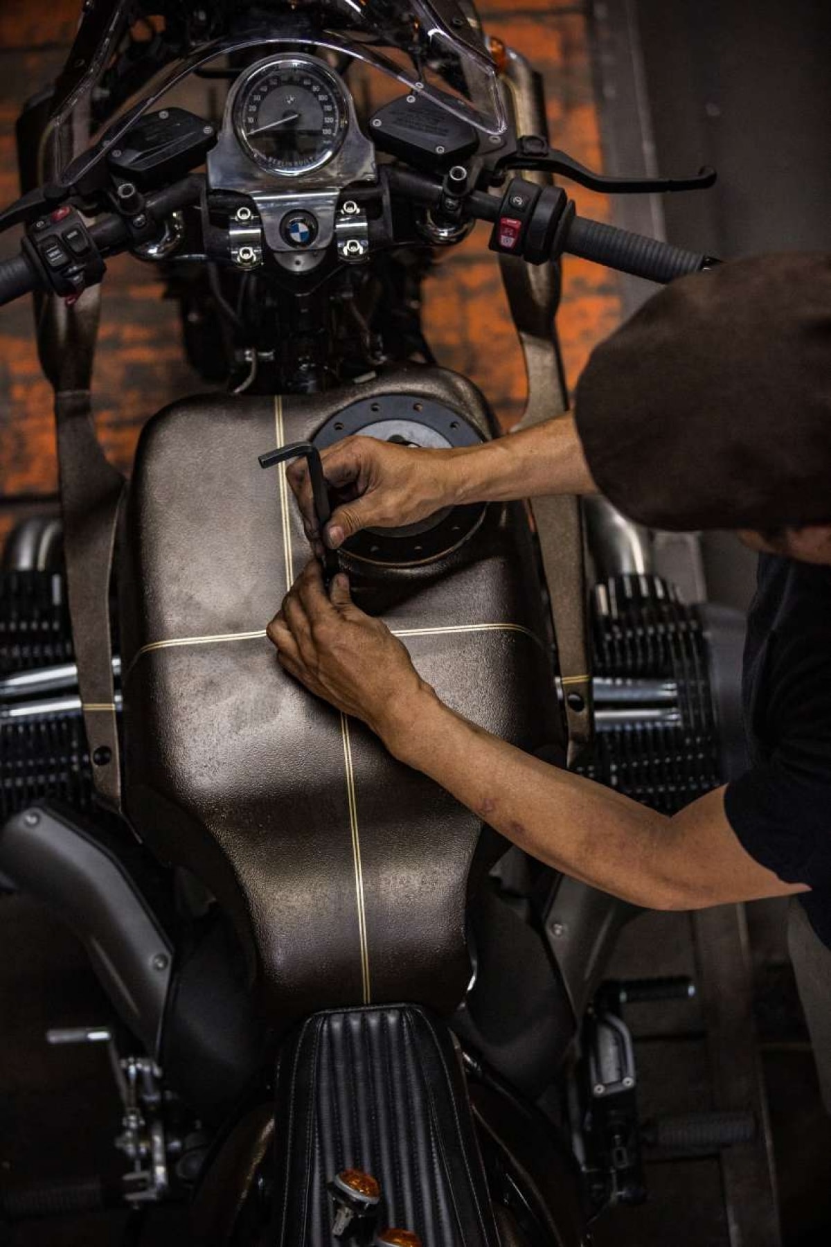 kham pha bmw r18 phien ban do the wal co mot khong hai hinh 4