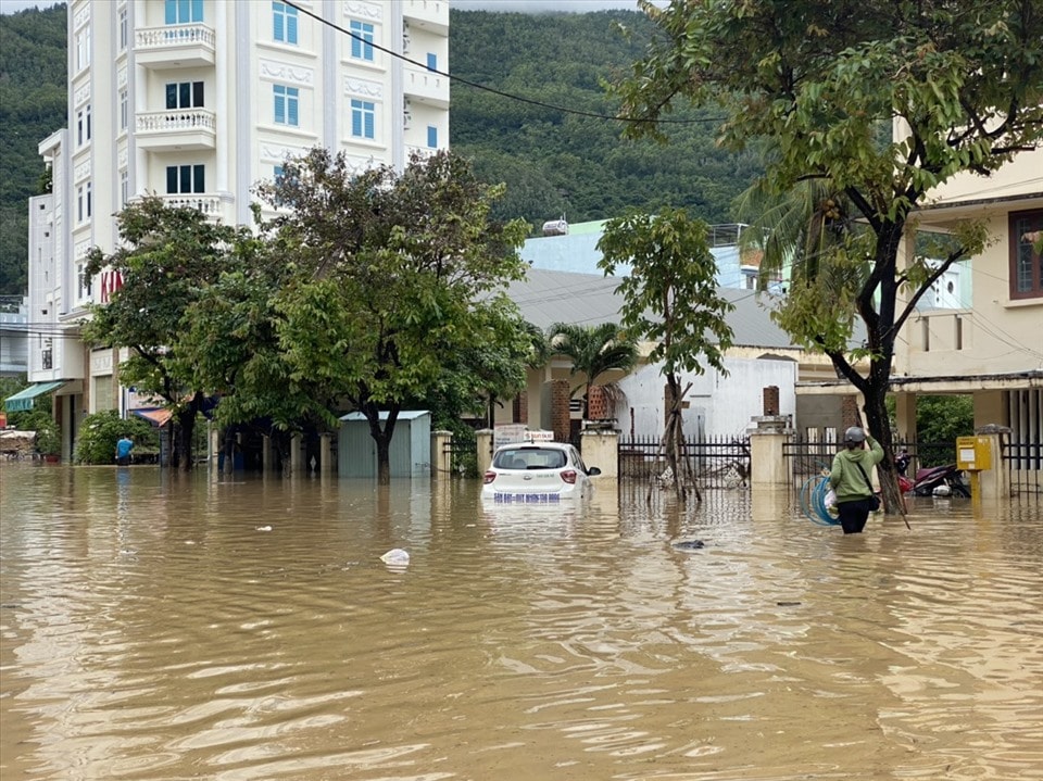 binh dinh mua lon keo dai hon 19000 hoc sinh phai nghi hoc hinh 1