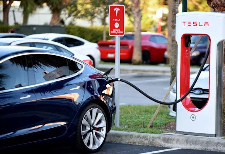 tesla trien khai dich vu internet starlink tai cac tram sac supercharger hinh 1