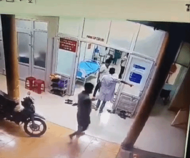 dak nong nhan vien y te bi hanh hung ngay tai phong cap cuu hinh 1