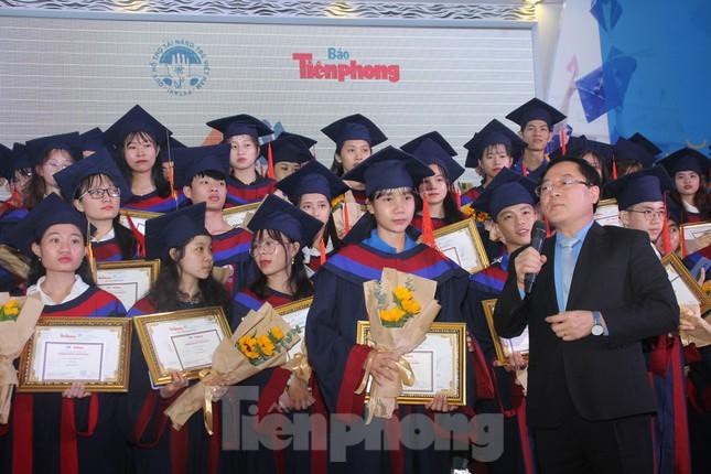 bao tien phong khoi dong hoc bong nang buoc thu khoa 2021 hinh 1