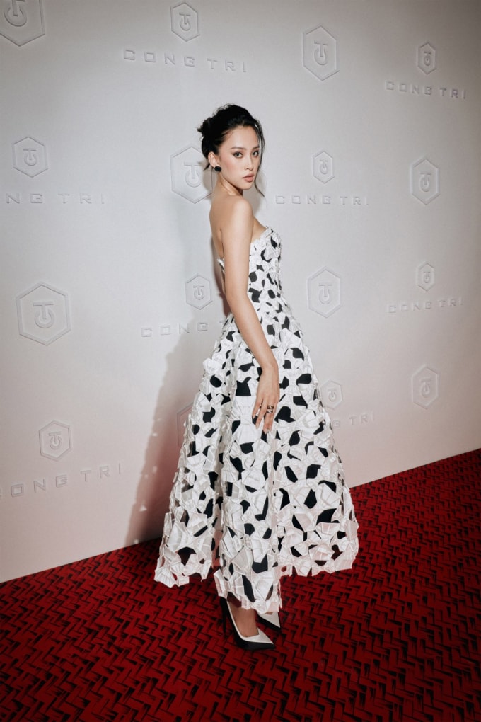 ntk cong tri dua hoa hau tran tieu vy luong thuy linh len tap chi vogue my hinh 3