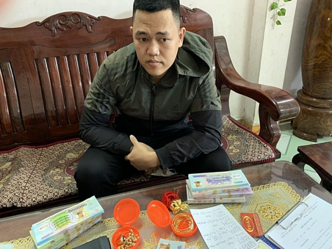 mang tien am phu di mua vang khi bi phat hien lien lo dien ten cuop hinh 2