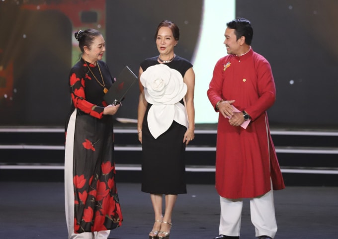 mat biec thang giai bong sen vang hinh 3