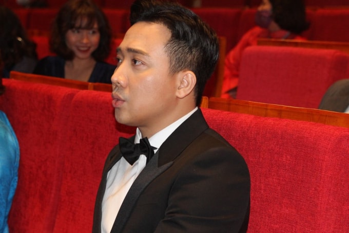 mat biec thang giai bong sen vang hinh 2