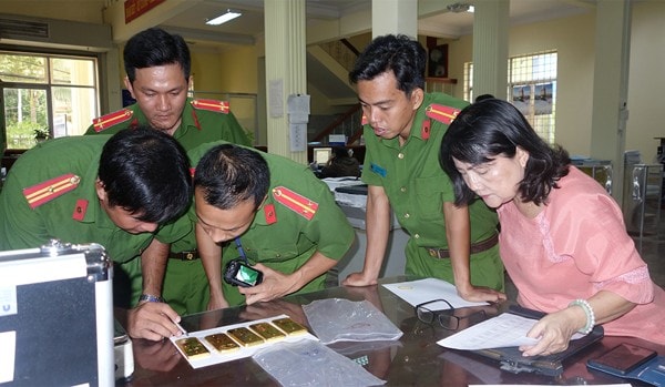 dinh chi cong tac 3 can bo cong an vi lien quan vu an trum buon lau muoi tuong hinh 1