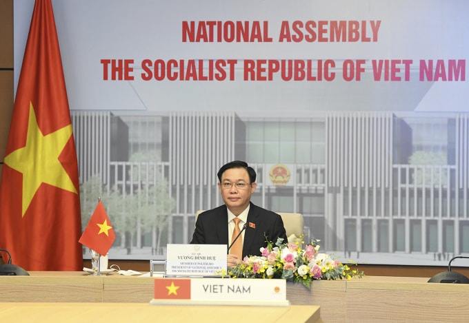 chu tich quoc hoi vuong dinh hue chuc mung tan chu tich ha vien cong hoa sec hinh 1