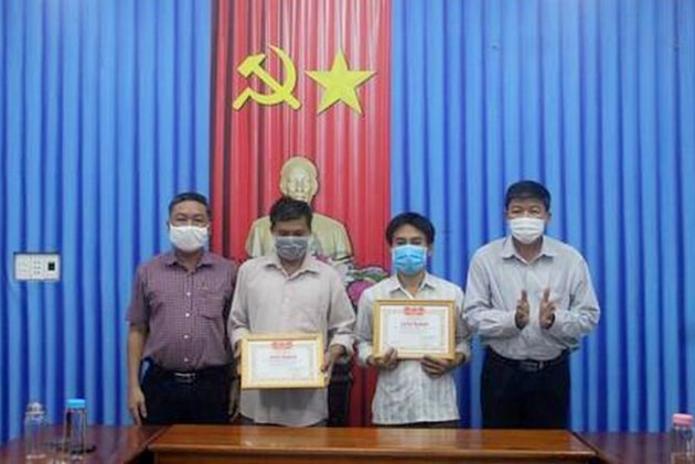 quang nam khen thuong 2 cong dan bat ten cuop tiem vang hinh 1
