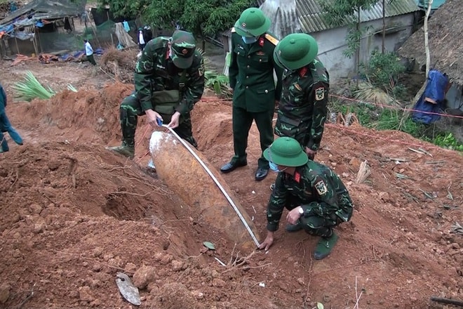 huy no thanh cong qua bom nang 350 kg nam duoi nen nha o yen bai hinh 1