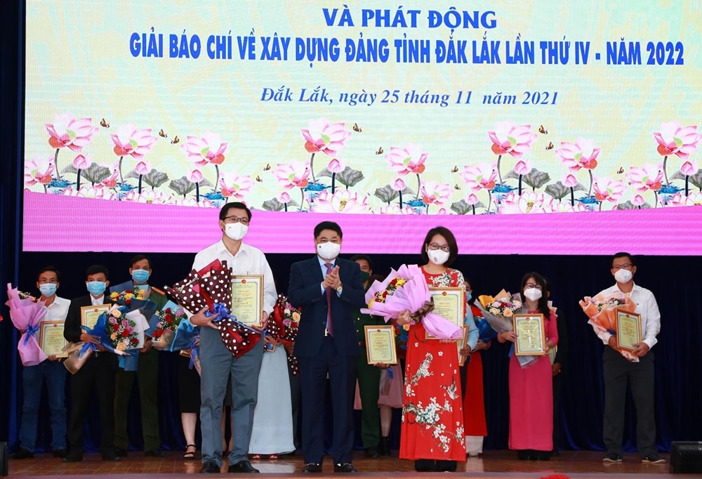 dak lak trao giai cho 19 tac pham xuat sac tai giai bao chi ve xay dung dang tinh lan thu iii hinh 1