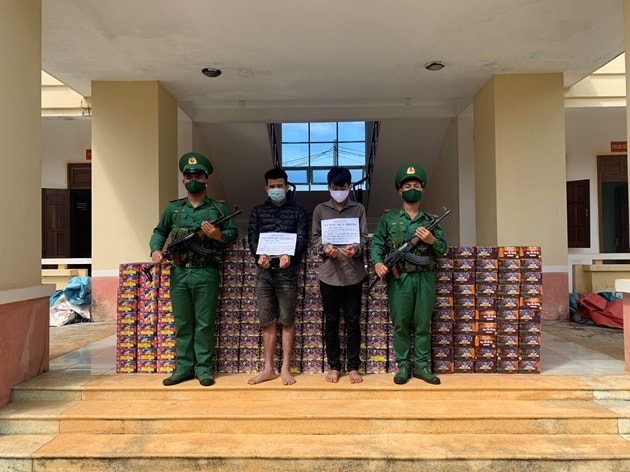 vay bat 2 doi tuong van chuyen gan 1 tan phao hinh 1