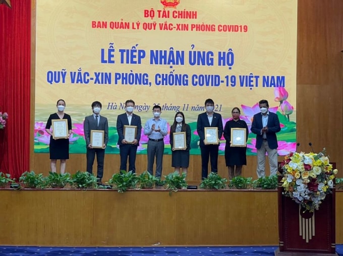 hon 18 ty dong va 180 nghin usd tiep tuc ung ho quy vac xin phong covid 19 hinh 1