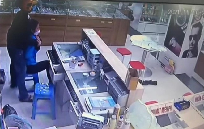 khoi to doi tuong ke dao vao co nhan vien cua hang dien thoai de cuop tai san hinh 1