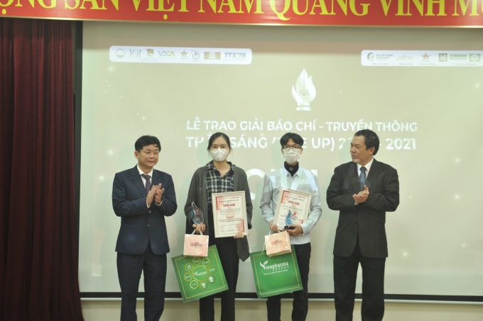 le trao giai bao chi  truyen thong thap sang fire up 2020  2021 hinh 1