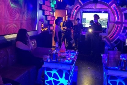 phat 30 trieu dong 2 co so karaoke khong tuan thu quy dinh phong dich hinh 1