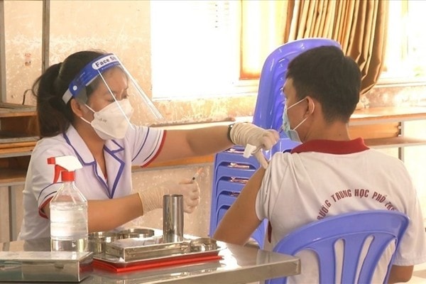 4 hoc sinh bac giang bi soc phan ve sau tiem vaccine covid 19 da qua con nguy kich hinh 1