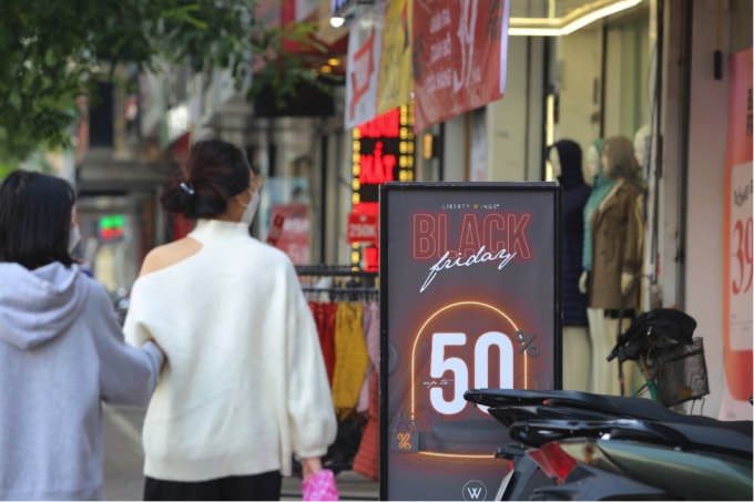 black friday pho mua sam van vang khach du sale off cham day hinh 4