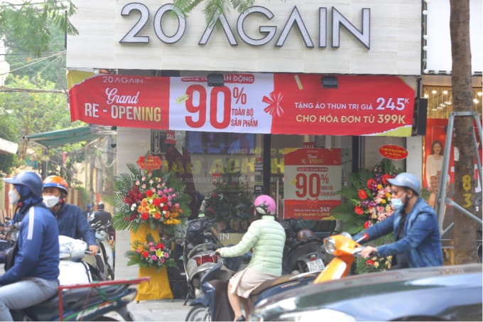 black friday pho mua sam van vang khach du sale off cham day hinh 2