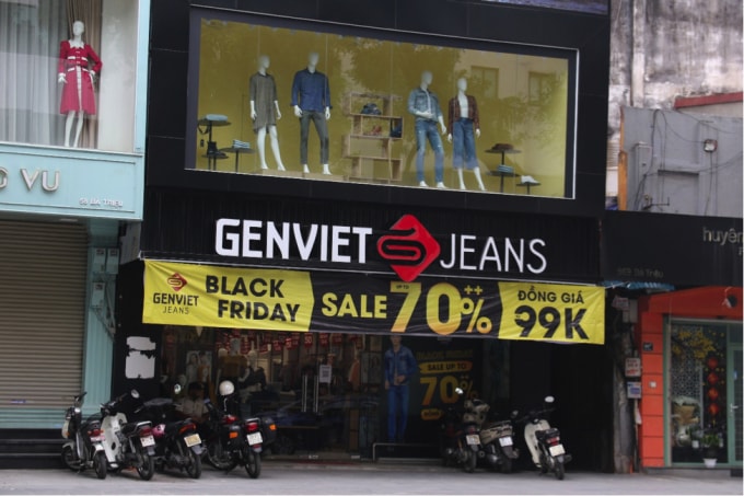 black friday pho mua sam van vang khach du sale off cham day hinh 3