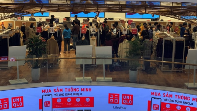 black friday pho mua sam van vang khach du sale off cham day hinh 5