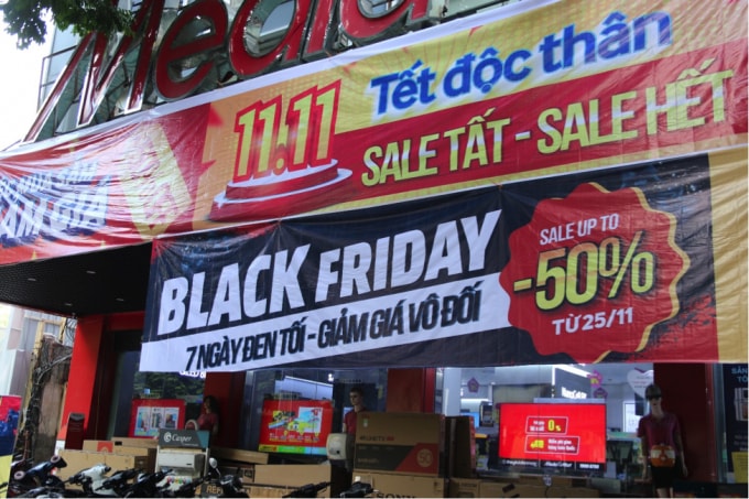 black friday pho mua sam van vang khach du sale off cham day hinh 6