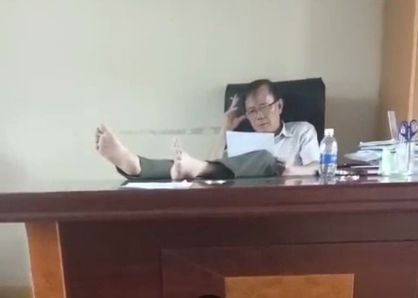 hat truong kiem lam gac chan len ban lam viec o dak nong bi ky luat canh cao hinh 1