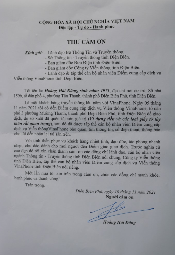trao tra vi va giay to quan trong cho khach hang de quen nhan vien vinaphone nhan duoc thu cam on hinh 1
